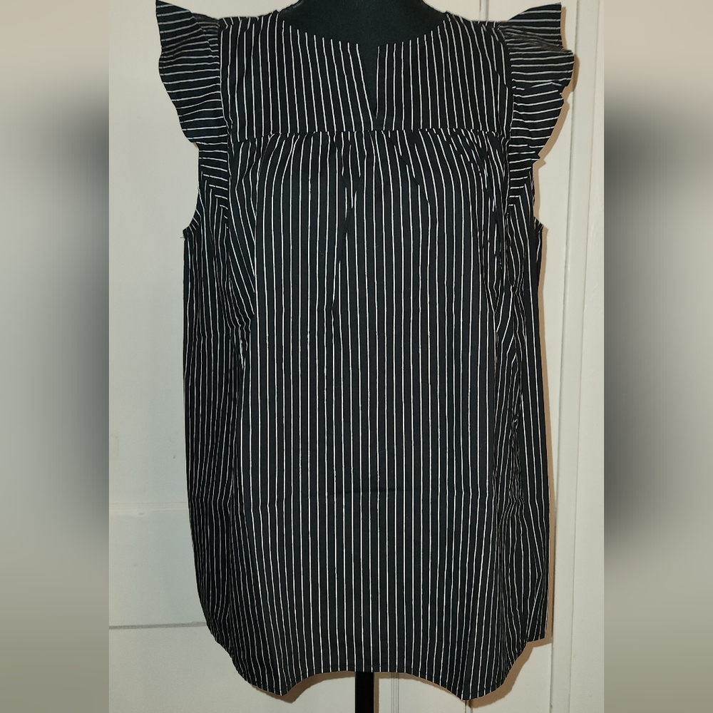 NWT LOFT BLACK AND WHITE STRIP BLOUSE SIZE SMALL